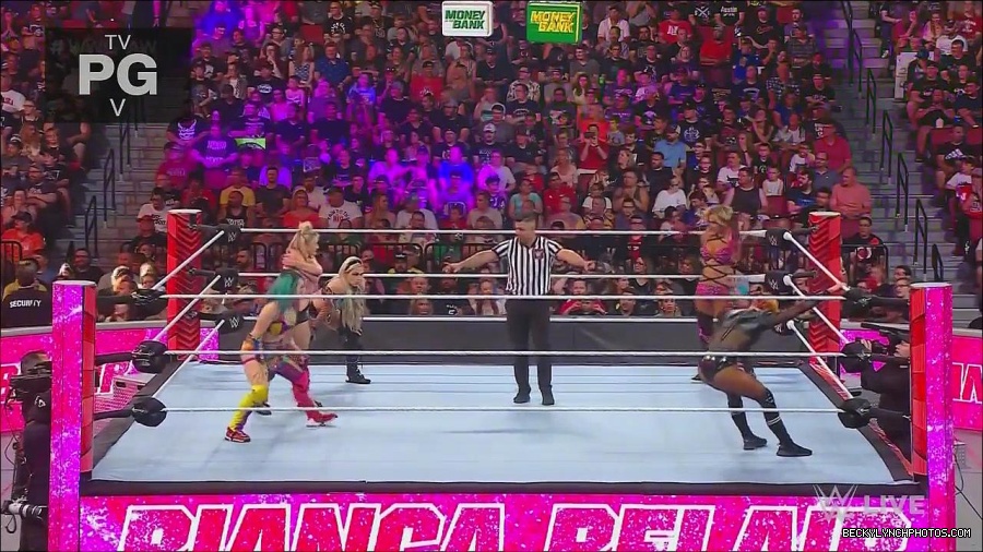 WWE_Monday_Night_Raw_2022_06_20_720p_HDTV_x264-NWCHD_mp4_000681914.jpg