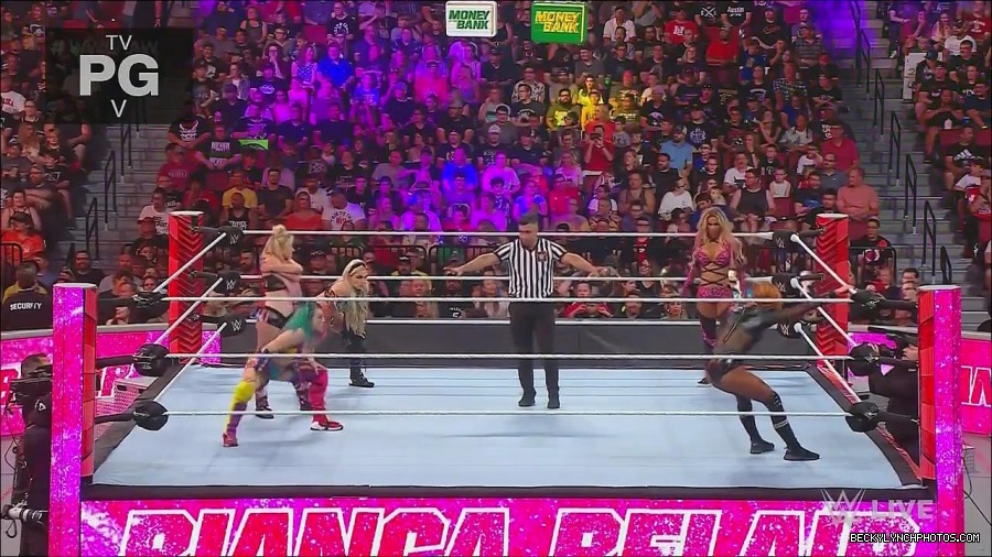 WWE_Monday_Night_Raw_2022_06_20_720p_HDTV_x264-NWCHD_mp4_000682315.jpg