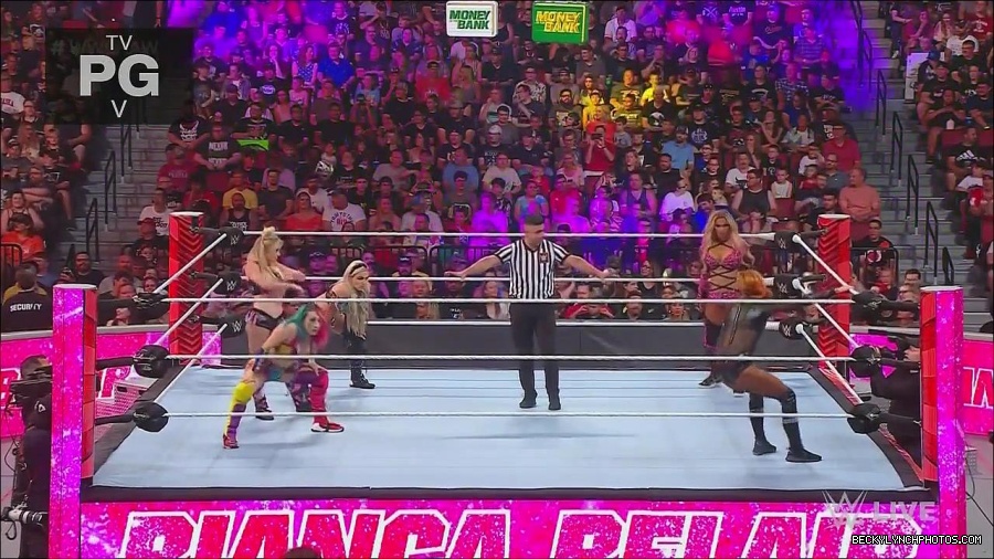 WWE_Monday_Night_Raw_2022_06_20_720p_HDTV_x264-NWCHD_mp4_000682715.jpg