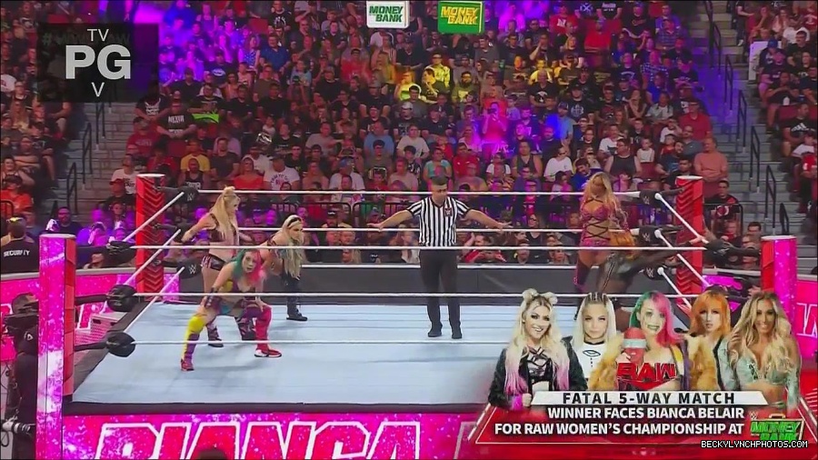 WWE_Monday_Night_Raw_2022_06_20_720p_HDTV_x264-NWCHD_mp4_000683115.jpg