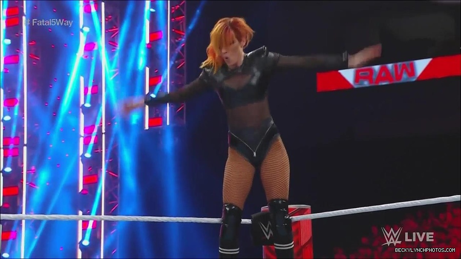 WWE_Monday_Night_Raw_2022_06_20_720p_HDTV_x264-NWCHD_mp4_000873038.jpg