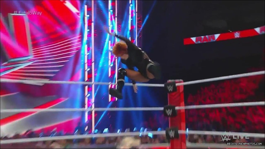 WWE_Monday_Night_Raw_2022_06_20_720p_HDTV_x264-NWCHD_mp4_000873839.jpg