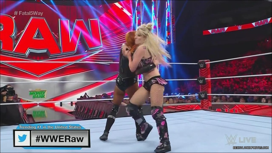 WWE_Monday_Night_Raw_2022_06_20_720p_HDTV_x264-NWCHD_mp4_000879044.jpg