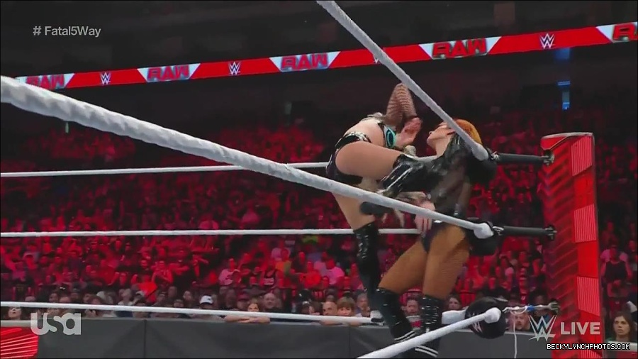 WWE_Monday_Night_Raw_2022_06_20_720p_HDTV_x264-NWCHD_mp4_000997963.jpg