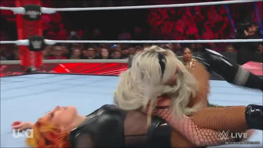 WWE_Monday_Night_Raw_2022_06_20_720p_HDTV_x264-NWCHD_mp4_001015181.jpg