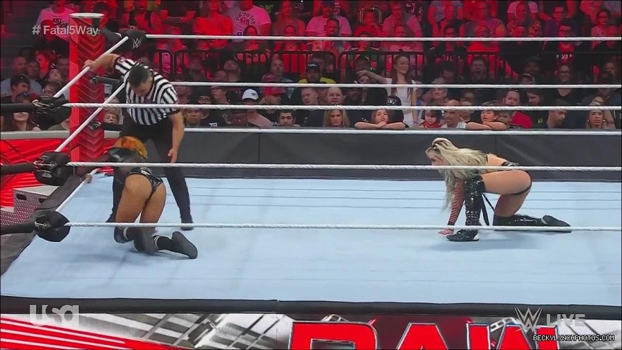 WWE_Monday_Night_Raw_2022_06_20_720p_HDTV_x264-NWCHD_mp4_001027193.jpg