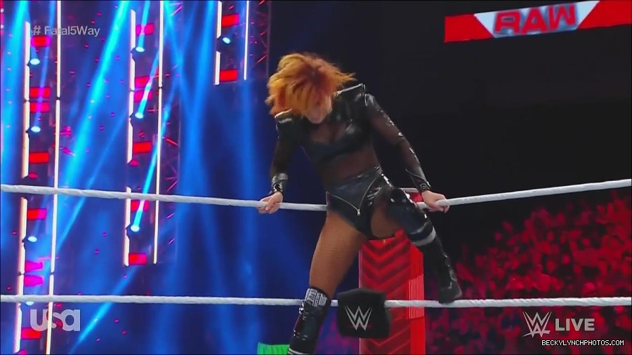 WWE_Monday_Night_Raw_2022_06_20_720p_HDTV_x264-NWCHD_mp4_001040806.jpg
