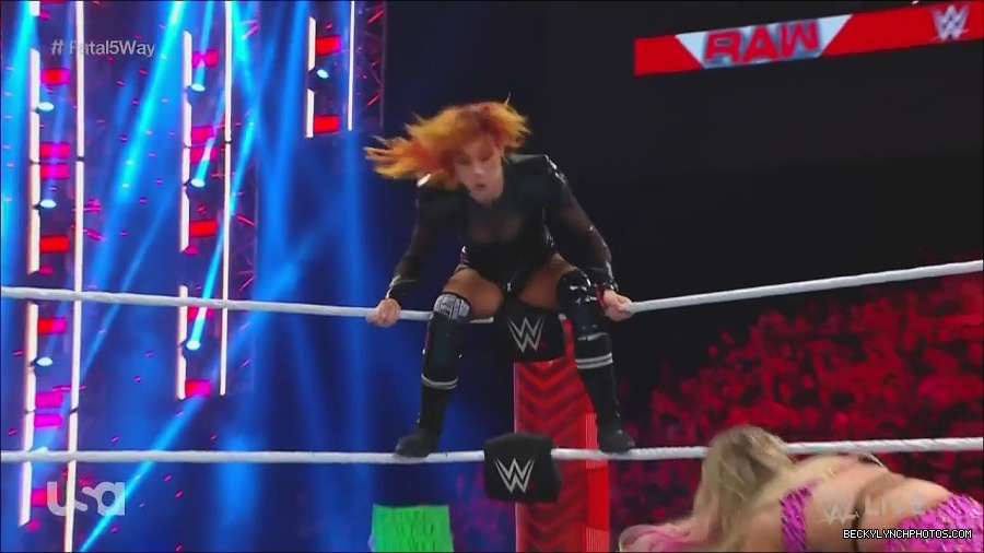 WWE_Monday_Night_Raw_2022_06_20_720p_HDTV_x264-NWCHD_mp4_001042408.jpg