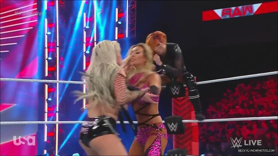 WWE_Monday_Night_Raw_2022_06_20_720p_HDTV_x264-NWCHD_mp4_001045211.jpg