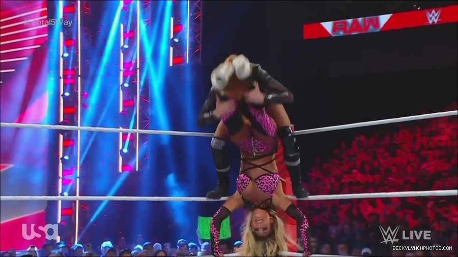 WWE_Monday_Night_Raw_2022_06_20_720p_HDTV_x264-NWCHD_mp4_001050015.jpg