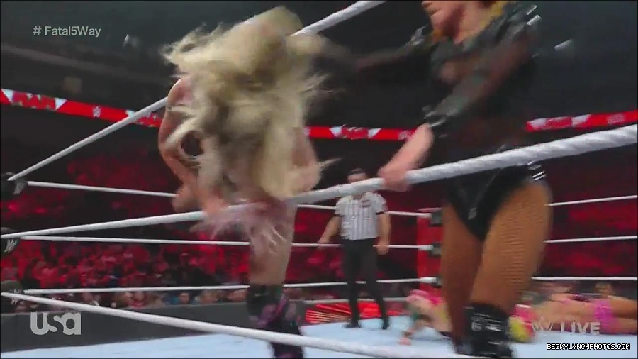 WWE_Monday_Night_Raw_2022_06_20_720p_HDTV_x264-NWCHD_mp4_001109475.jpg