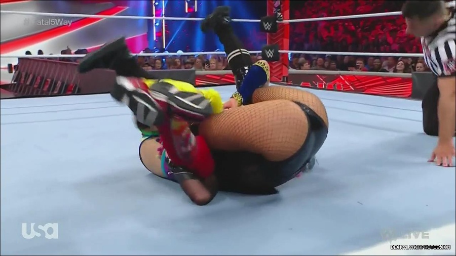 WWE_Monday_Night_Raw_2022_06_20_720p_HDTV_x264-NWCHD_mp4_001135501.jpg