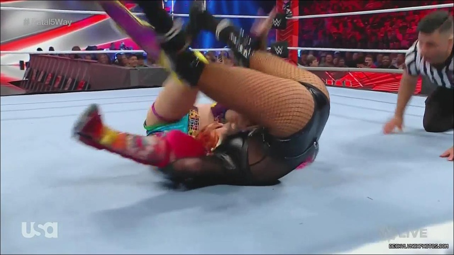 WWE_Monday_Night_Raw_2022_06_20_720p_HDTV_x264-NWCHD_mp4_001135901.jpg