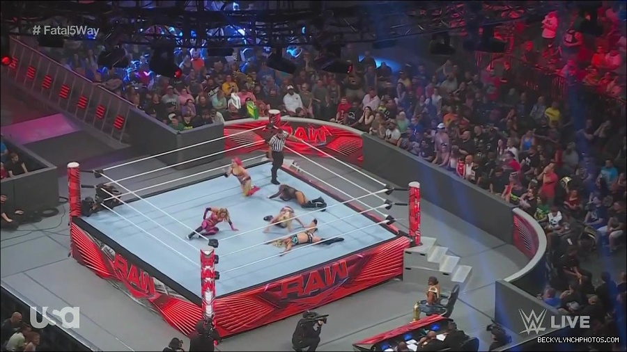WWE_Monday_Night_Raw_2022_06_20_720p_HDTV_x264-NWCHD_mp4_001175140.jpg