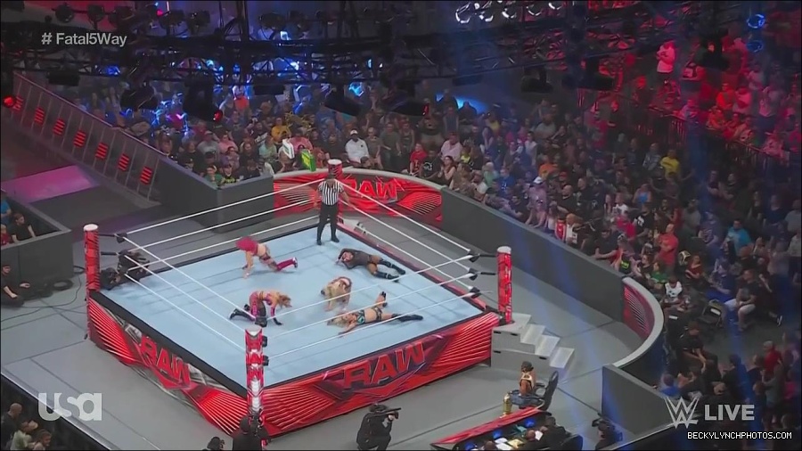 WWE_Monday_Night_Raw_2022_06_20_720p_HDTV_x264-NWCHD_mp4_001175941.jpg