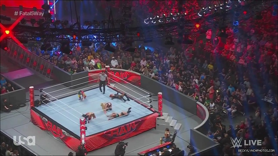 WWE_Monday_Night_Raw_2022_06_20_720p_HDTV_x264-NWCHD_mp4_001177543.jpg