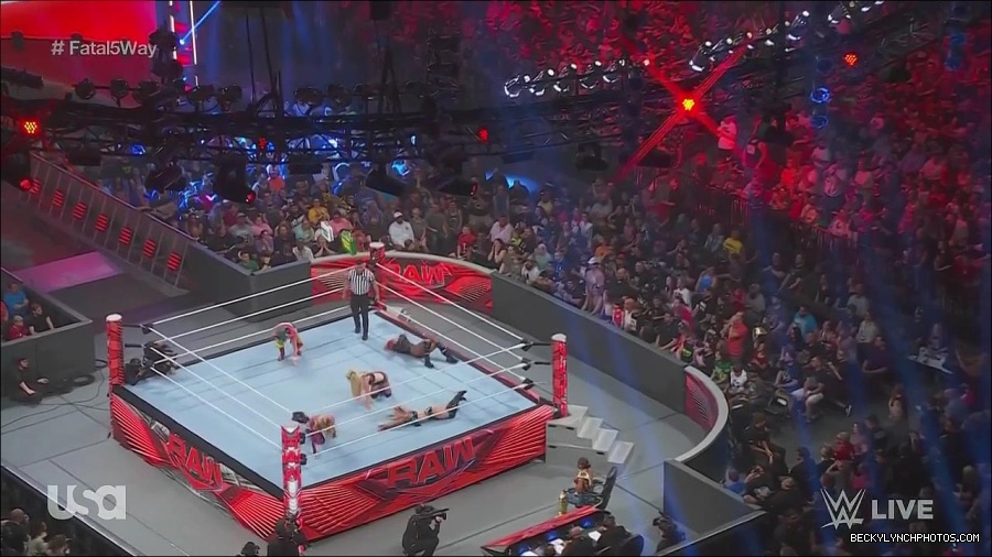 WWE_Monday_Night_Raw_2022_06_20_720p_HDTV_x264-NWCHD_mp4_001177943.jpg