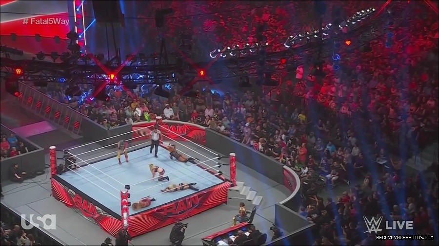 WWE_Monday_Night_Raw_2022_06_20_720p_HDTV_x264-NWCHD_mp4_001179144.jpg