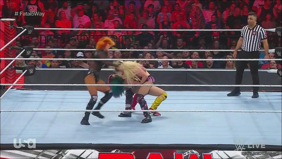 WWE_Monday_Night_Raw_2022_06_20_720p_HDTV_x264-NWCHD_mp4_001185951.jpg