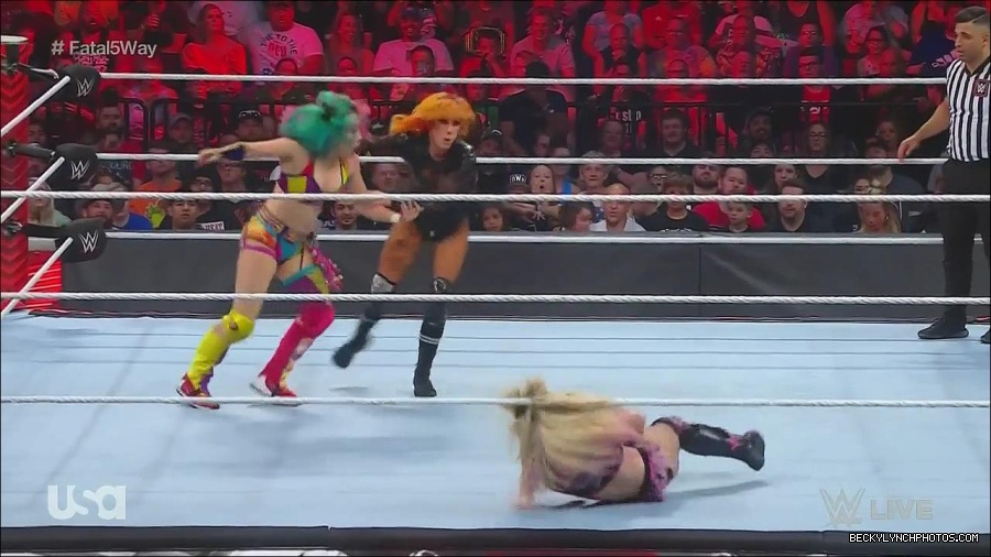 WWE_Monday_Night_Raw_2022_06_20_720p_HDTV_x264-NWCHD_mp4_001191557.jpg