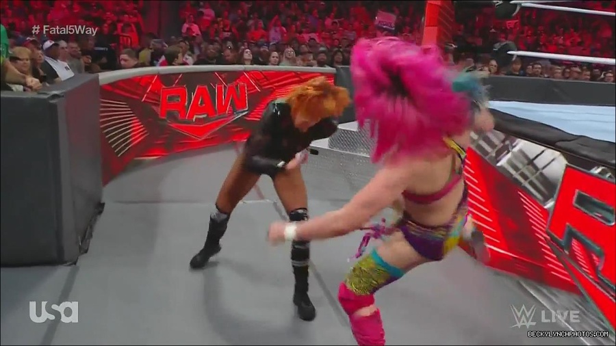 WWE_Monday_Night_Raw_2022_06_20_720p_HDTV_x264-NWCHD_mp4_001215981.jpg