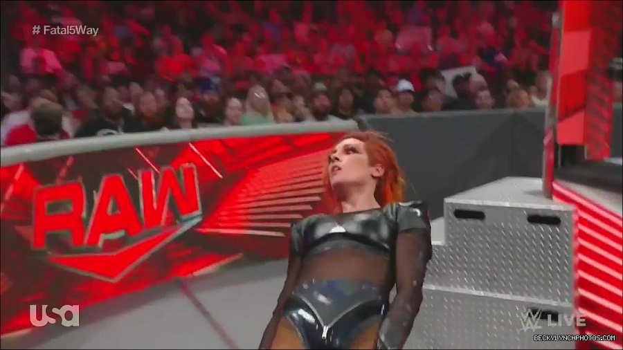 WWE_Monday_Night_Raw_2022_06_20_720p_HDTV_x264-NWCHD_mp4_001216782.jpg