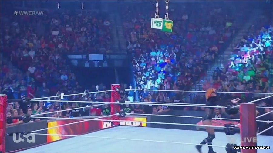 WWE_Monday_Night_Raw_2022_06_20_720p_HDTV_x264-NWCHD_mp4_006807373.jpg