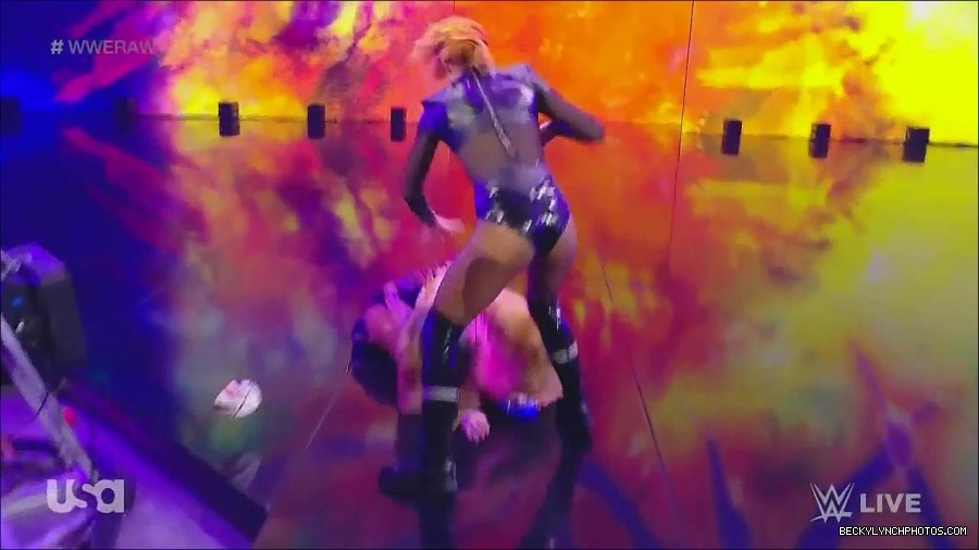 WWE_Monday_Night_Raw_2022_06_20_720p_HDTV_x264-NWCHD_mp4_006887387.jpg