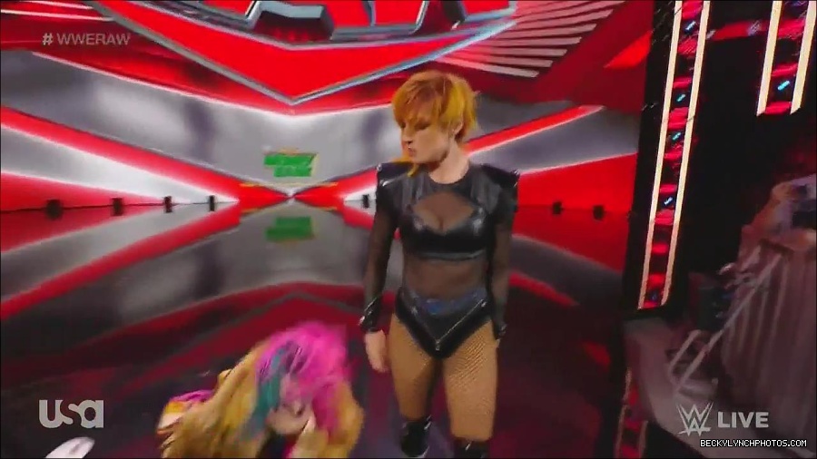 WWE_Monday_Night_Raw_2022_06_20_720p_HDTV_x264-NWCHD_mp4_006890990.jpg