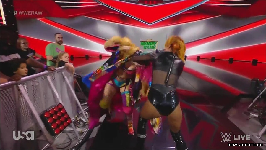 WWE_Monday_Night_Raw_2022_06_20_720p_HDTV_x264-NWCHD_mp4_006893393.jpg