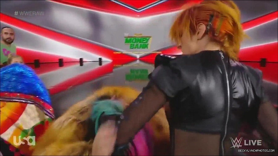WWE_Monday_Night_Raw_2022_06_20_720p_HDTV_x264-NWCHD_mp4_006894594.jpg