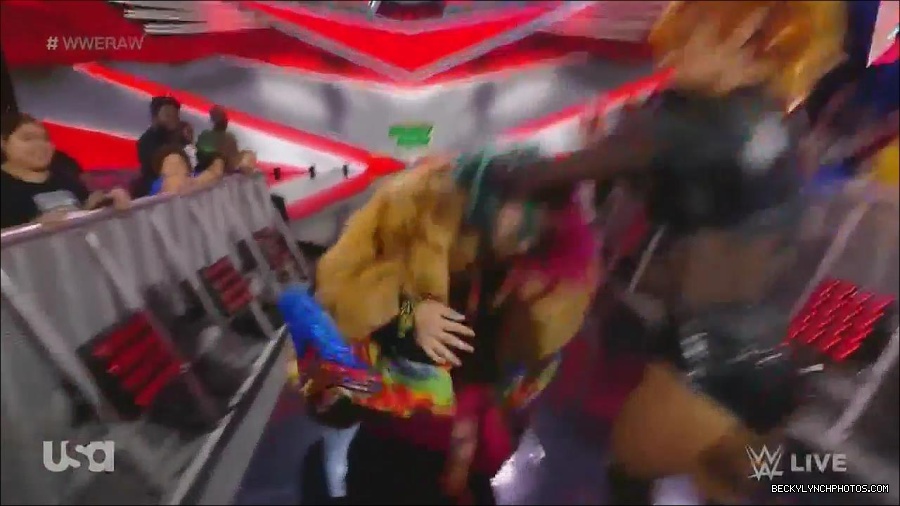 WWE_Monday_Night_Raw_2022_06_20_720p_HDTV_x264-NWCHD_mp4_006895795.jpg