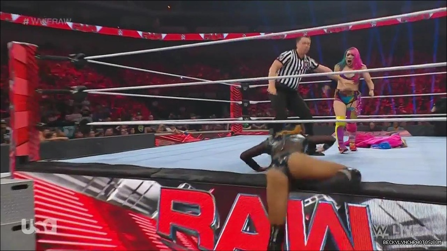 WWE_Monday_Night_Raw_2022_06_20_720p_HDTV_x264-NWCHD_mp4_006914614.jpg
