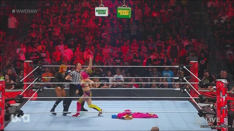 WWE_Monday_Night_Raw_2022_06_20_720p_HDTV_x264-NWCHD_mp4_006918217.jpg