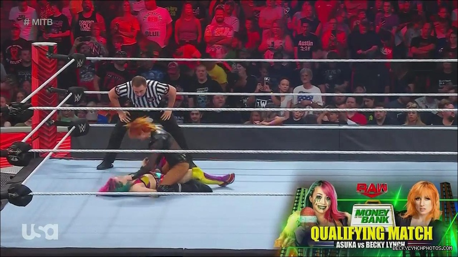 WWE_Monday_Night_Raw_2022_06_20_720p_HDTV_x264-NWCHD_mp4_006925425.jpg