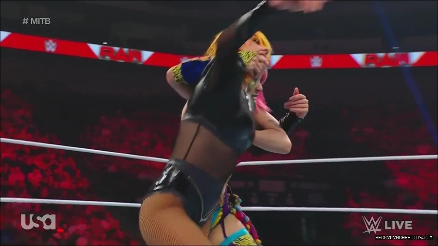 WWE_Monday_Night_Raw_2022_06_20_720p_HDTV_x264-NWCHD_mp4_006973072.jpg