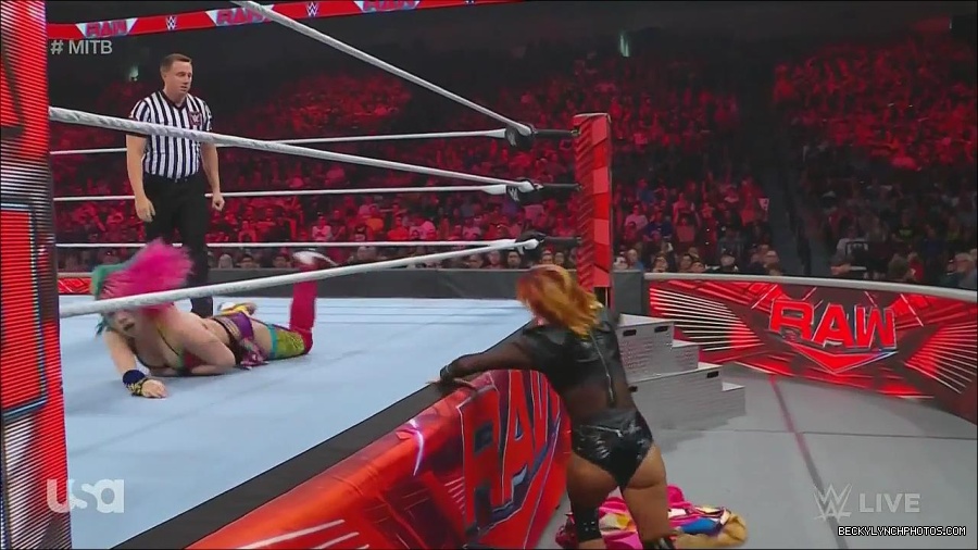 WWE_Monday_Night_Raw_2022_06_20_720p_HDTV_x264-NWCHD_mp4_007009909.jpg