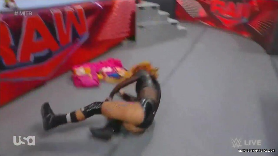 WWE_Monday_Night_Raw_2022_06_20_720p_HDTV_x264-NWCHD_mp4_007026325.jpg