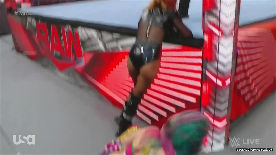 WWE_Monday_Night_Raw_2022_06_20_720p_HDTV_x264-NWCHD_mp4_007041941.jpg