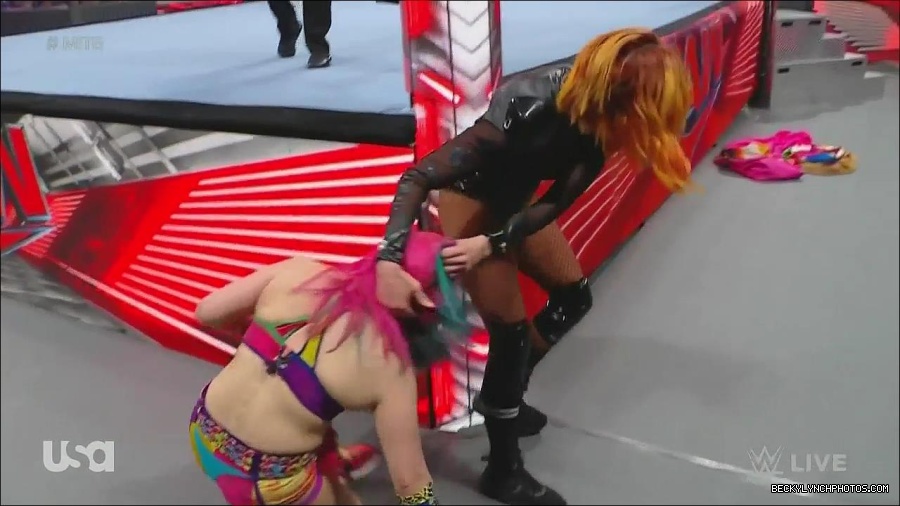 WWE_Monday_Night_Raw_2022_06_20_720p_HDTV_x264-NWCHD_mp4_007044744.jpg