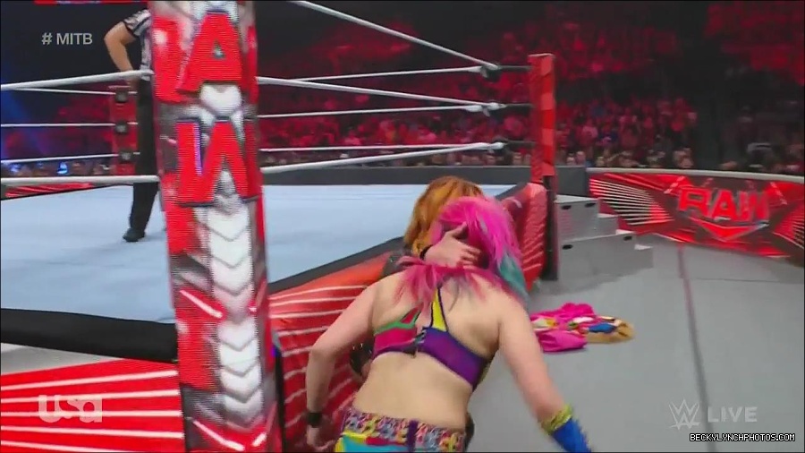 WWE_Monday_Night_Raw_2022_06_20_720p_HDTV_x264-NWCHD_mp4_007045945.jpg