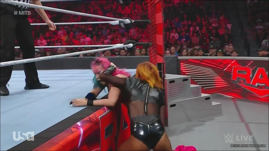 WWE_Monday_Night_Raw_2022_06_20_720p_HDTV_x264-NWCHD_mp4_007049549.jpg