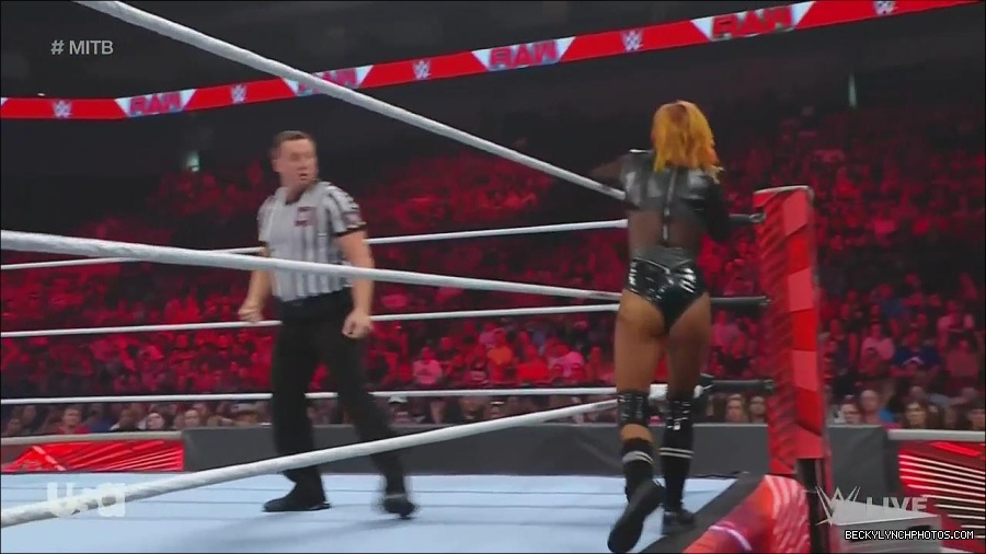 WWE_Monday_Night_Raw_2022_06_20_720p_HDTV_x264-NWCHD_mp4_007053953.jpg