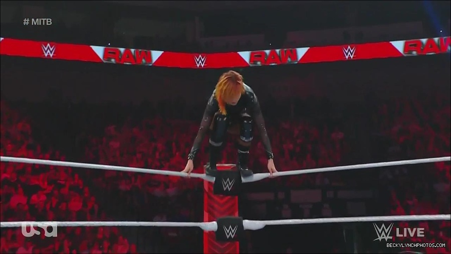 WWE_Monday_Night_Raw_2022_06_20_720p_HDTV_x264-NWCHD_mp4_007081180.jpg