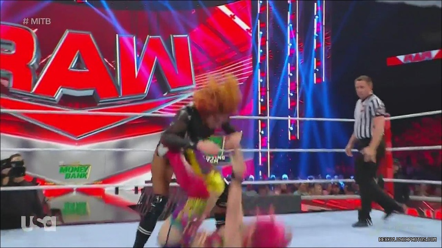 WWE_Monday_Night_Raw_2022_06_20_720p_HDTV_x264-NWCHD_mp4_007087587.jpg