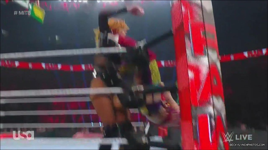 WWE_Monday_Night_Raw_2022_06_20_720p_HDTV_x264-NWCHD_mp4_007116415.jpg
