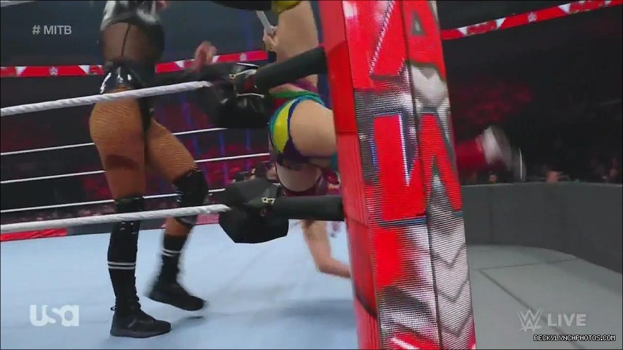 WWE_Monday_Night_Raw_2022_06_20_720p_HDTV_x264-NWCHD_mp4_007116816.jpg