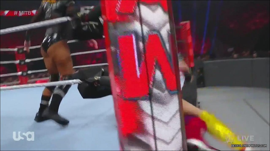 WWE_Monday_Night_Raw_2022_06_20_720p_HDTV_x264-NWCHD_mp4_007117216.jpg