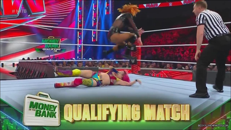 WWE_Monday_Night_Raw_2022_06_20_720p_HDTV_x264-NWCHD_mp4_007131231.jpg