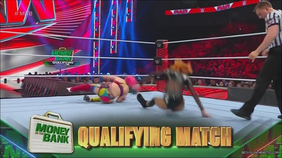 WWE_Monday_Night_Raw_2022_06_20_720p_HDTV_x264-NWCHD_mp4_007131631.jpg